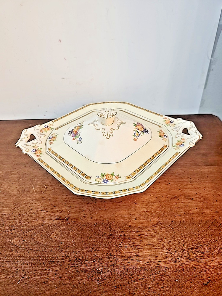 GRINDLEY & CO SHERATON IVORY COVERED CASSEROLE