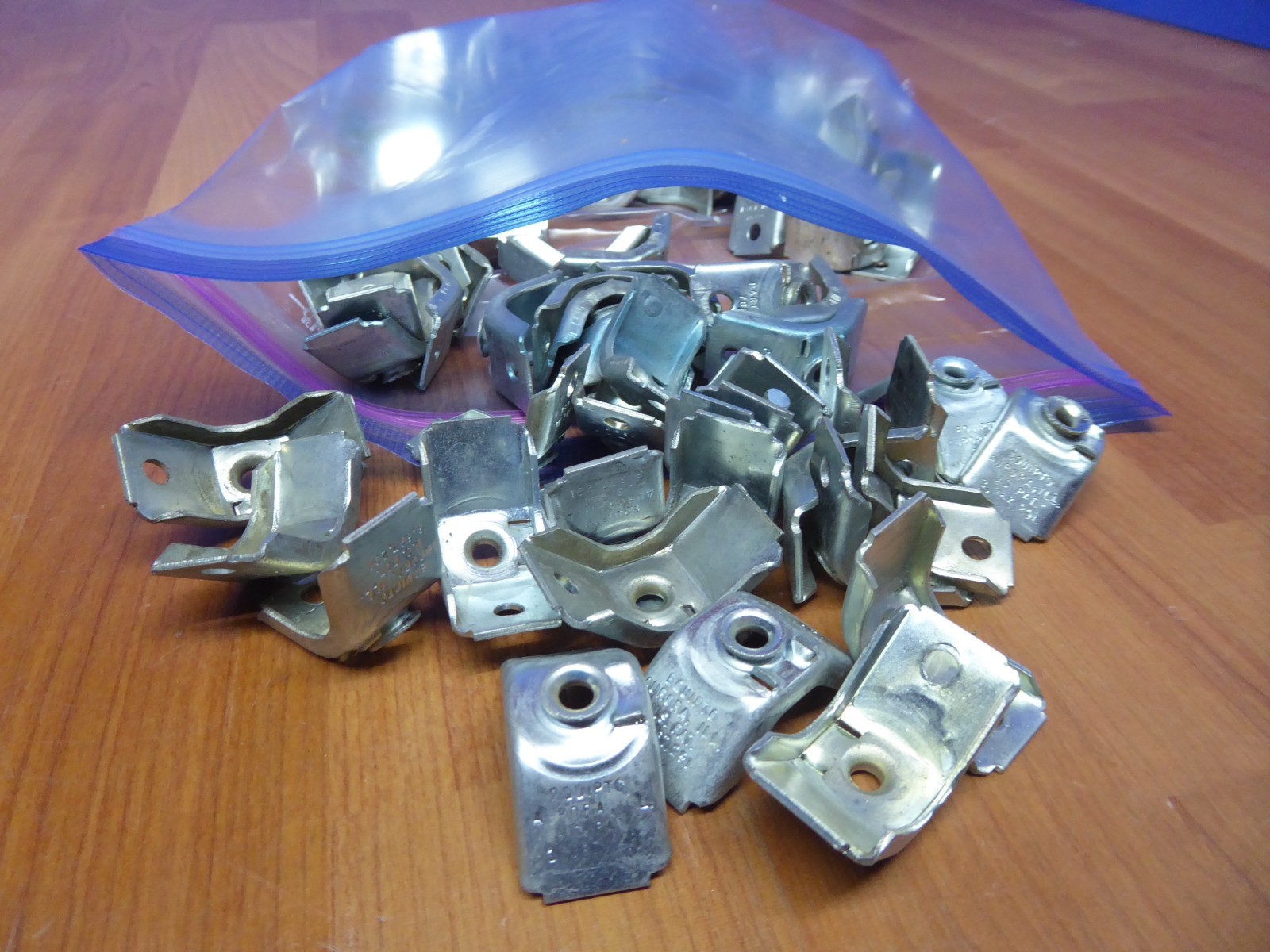 100 OLD STOCK Equipto Shelf V Clips 7680 FREE USPS SHIPPING in USA !!!