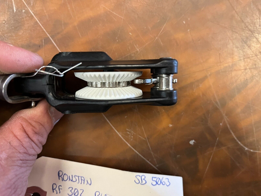 RONSTAN RF 302 BLOCK 38 mm SHEAVE WITH SPRING