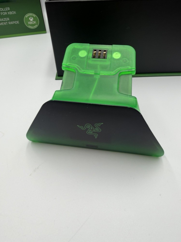 GC505 RAZER WIRELESS CONTROLLER & QUICK CHARGING STAND FOR XBOX- USED