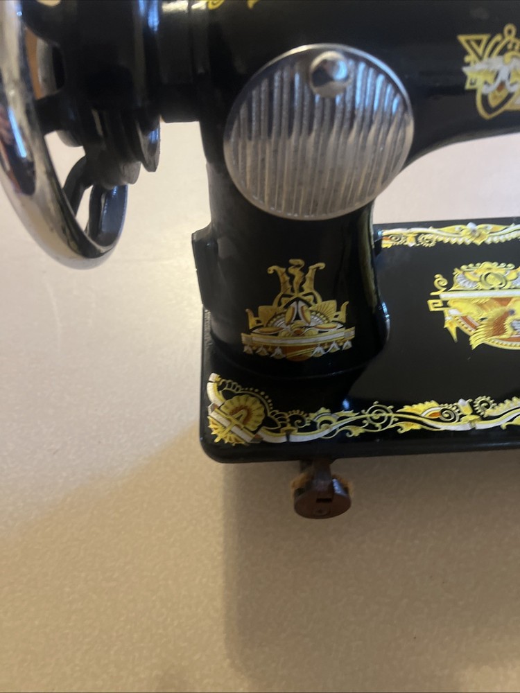 1929 Vintage Singer Sewing Machine With Spinx Decal