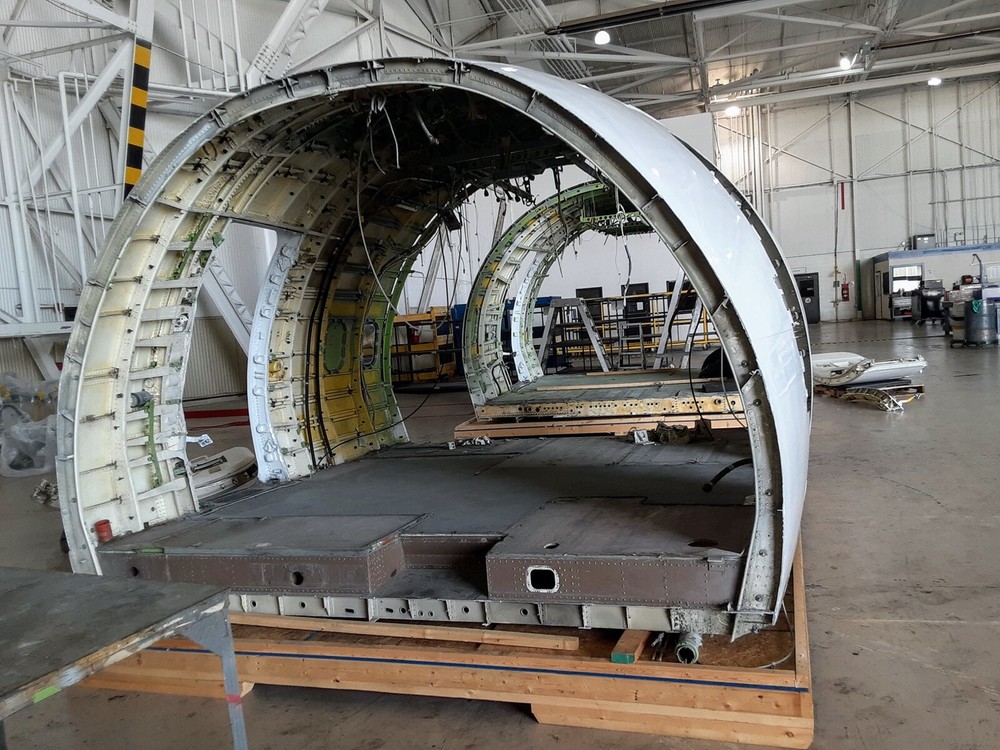 MD90 Aircraft, airplane fuselage sections