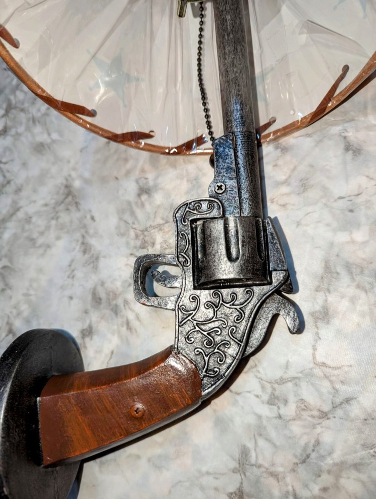 WALL GUN LAMP. PULL STRING. A GREAT DECORATION 4 MANS CAVE OR CABIN. HUNTERS