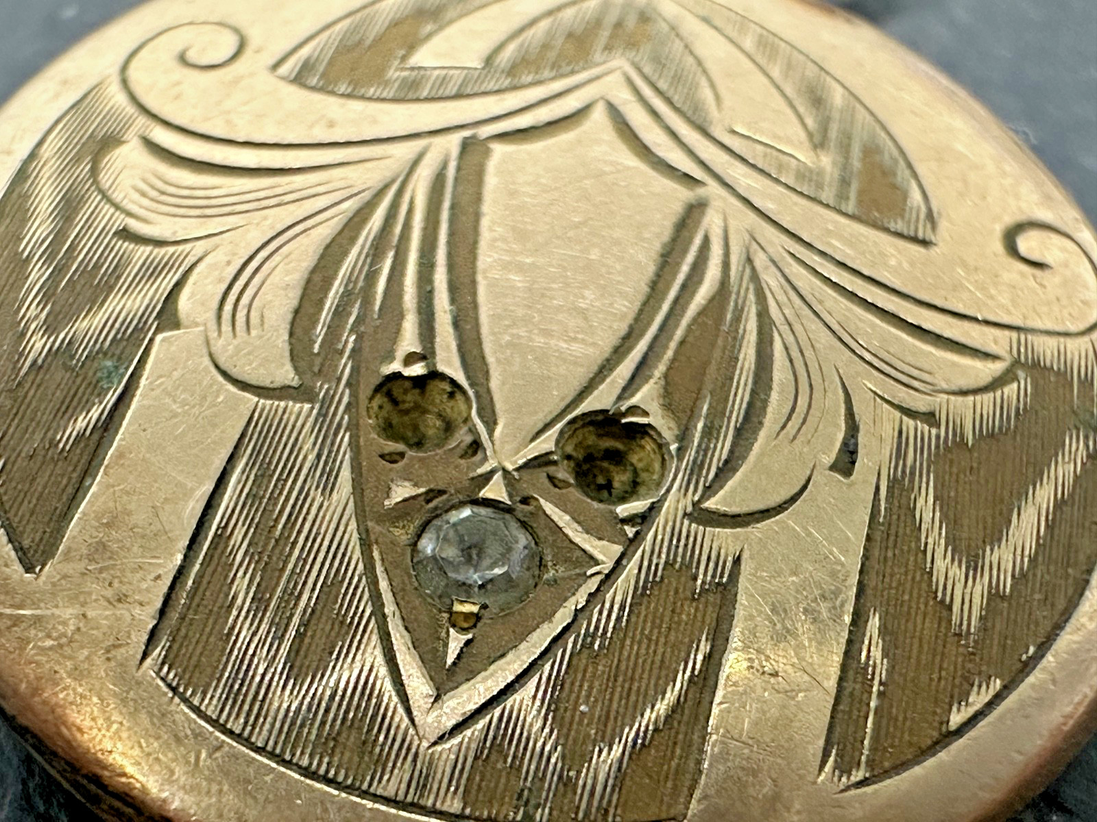 ANTIQUE GOLD FILLED PHOTO LOCKET WITH GREAT PHOTOS N122