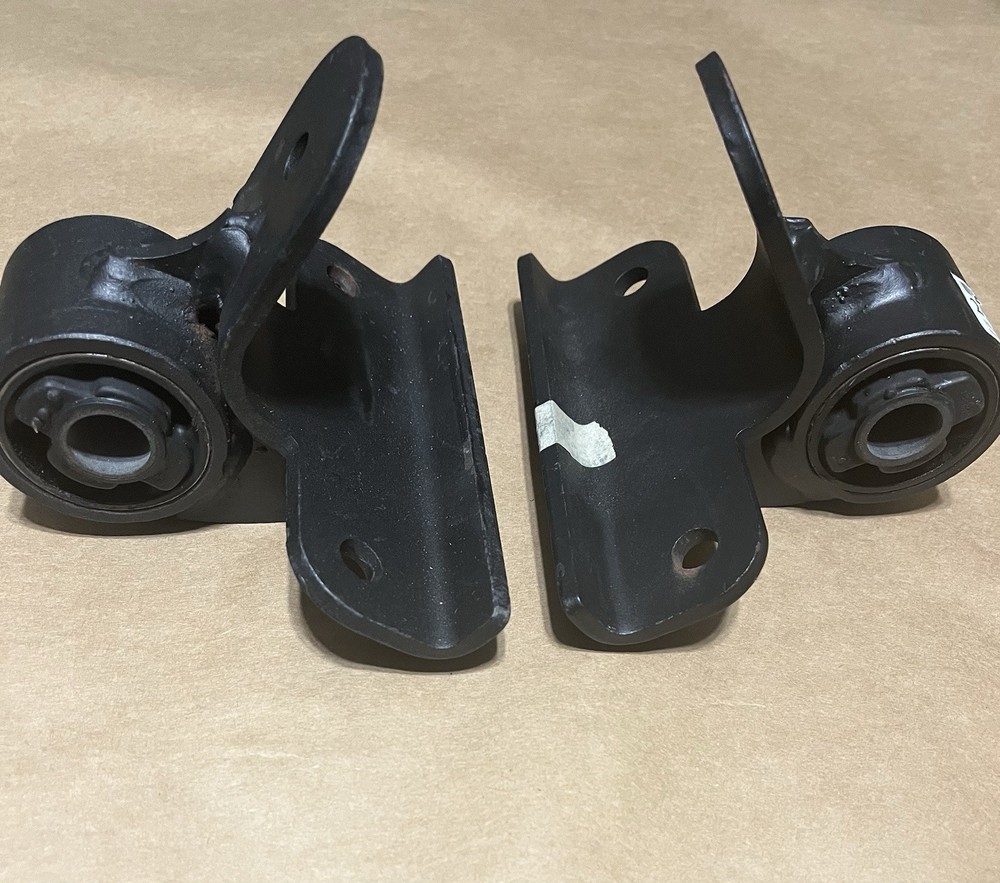 MACK 25131009 Hood Hinge Bracket