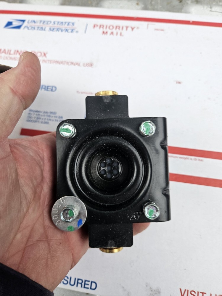 GENUINE INTERNATIONAL Bendix 3518868C2 Quick Release Valve Pushlock new open box