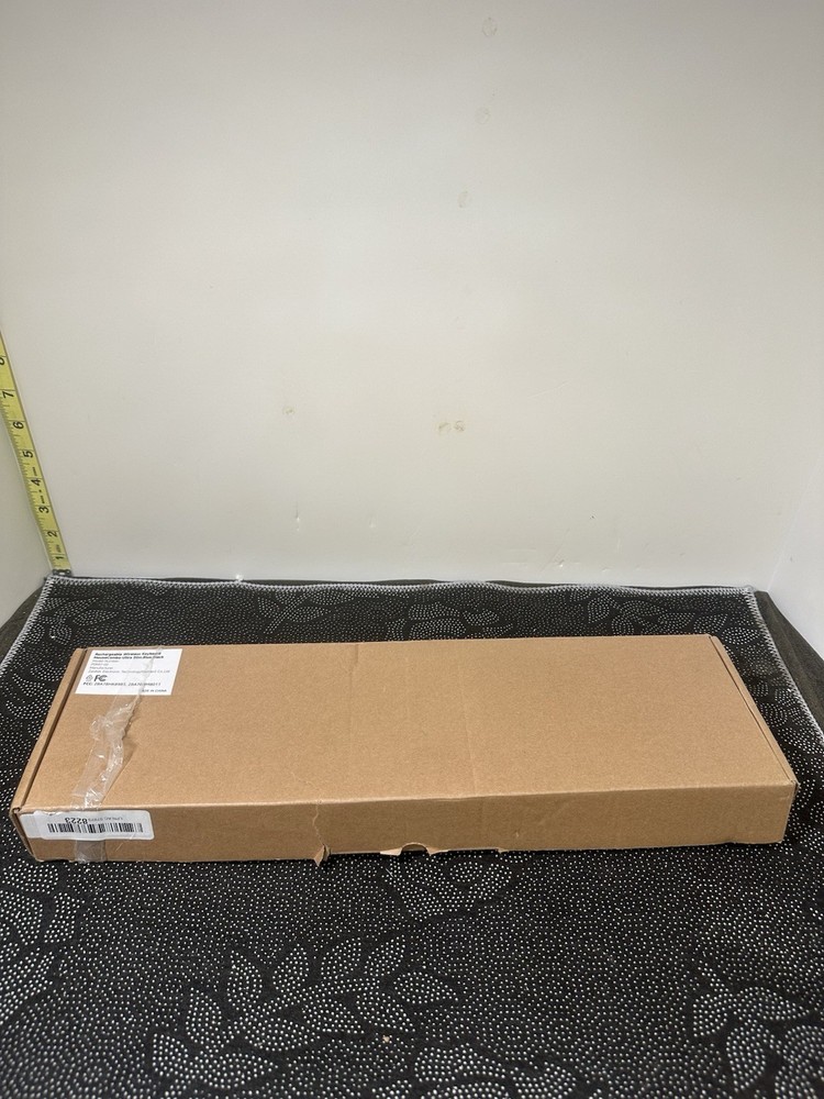 Premium slim layout with number pad + USB dongles – includes charging cable