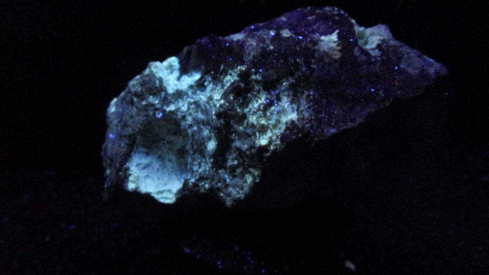 Fluorescent mineral rock partially phosphorescent S18
