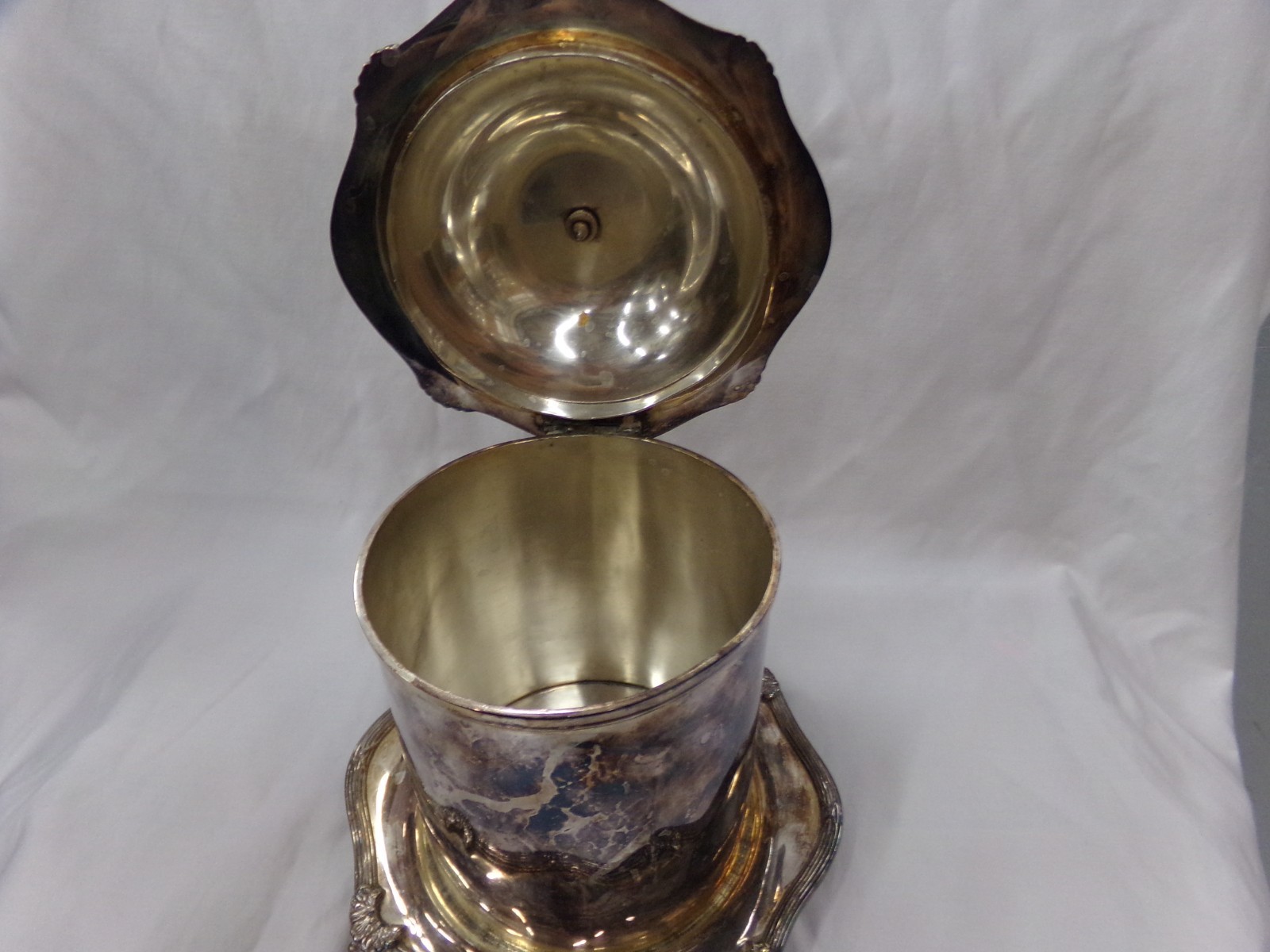 Antique WALKER & HALL SHEFFIELD ENGLAND SILVERPLATE FOOTED BISCUIT BARREL