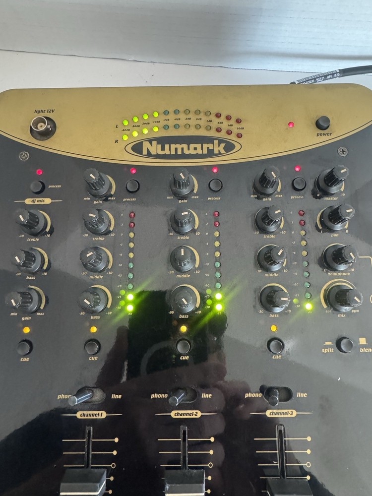 Numark DM3002X Professional DJ Mixer Working