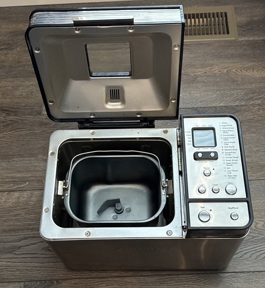 Cuisinart Breadmaker CBK-200 Automatic 1-2lb Loaves Programable Display Model