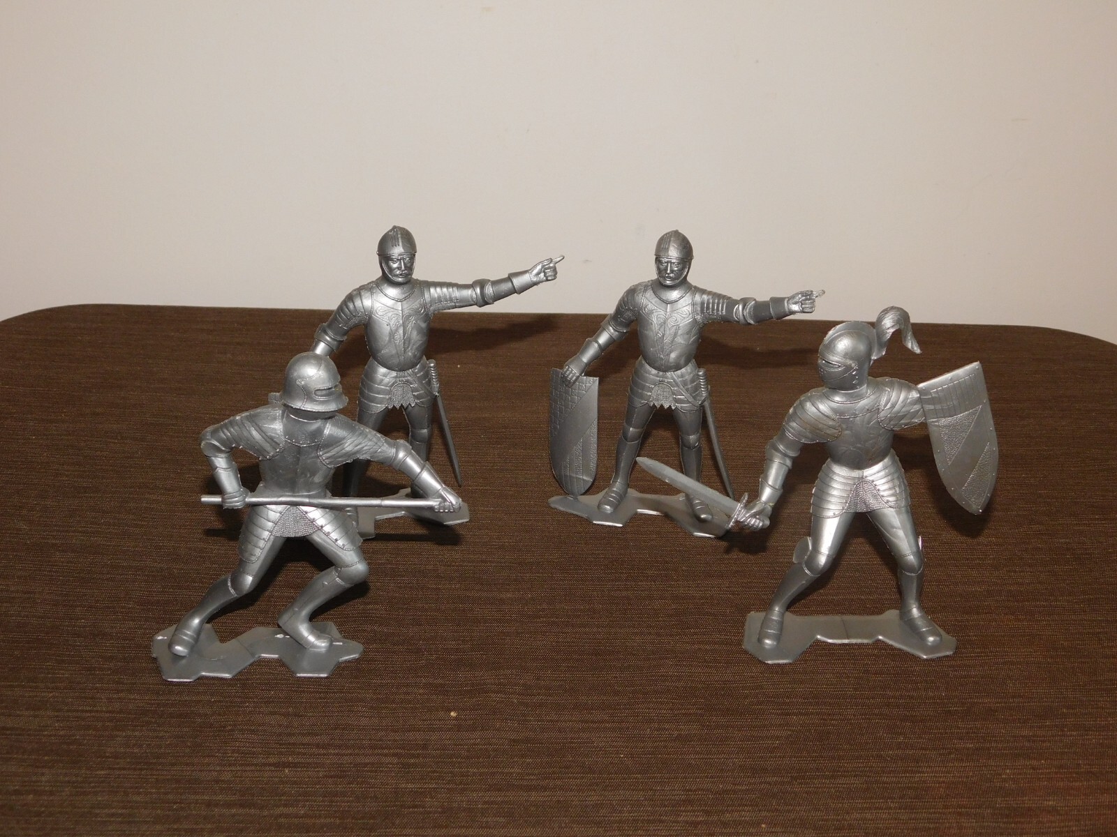 VINTAGE  1964  TOY 4 MARX 6" HIGH PLASTIC BATTLE GEAR SILVER KNIGHTS