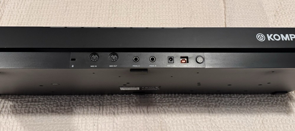 Native Instrument S49 MK2 “Komplete Kontrol” Keyboard Controller