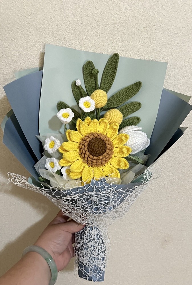 Crochet yarn bouquet