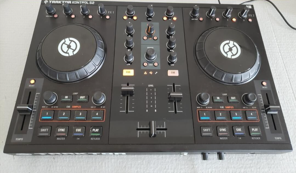 Native InstrumentsTraktor kontrol s2 DJ Controller