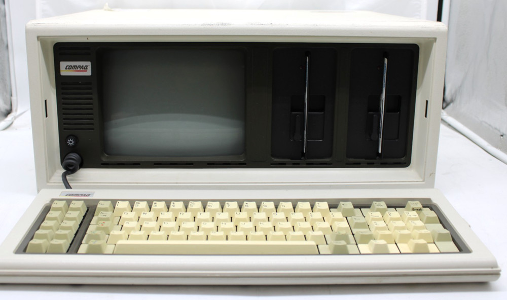 COMPAQ Plus Vintage Personal Portable Desktop Computer - Powers-On