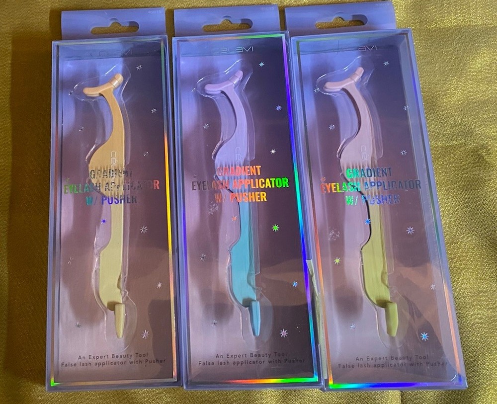 1 CeLaVi gradient false eyelash applicators with a pusher tool.
