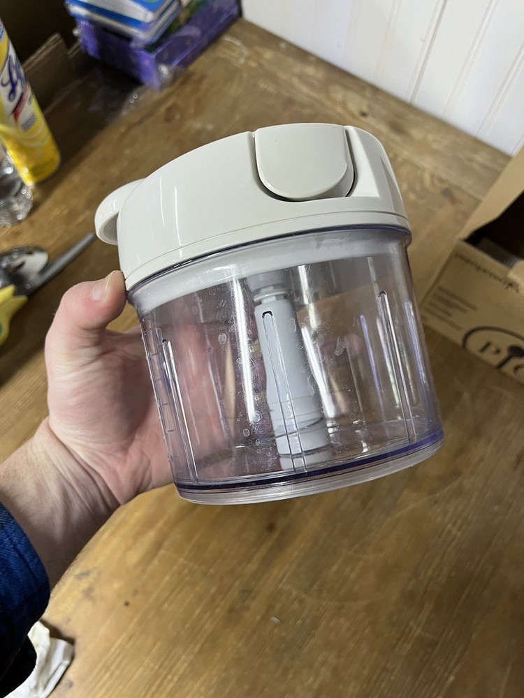 PAMPERED CHEF- MANUAL FOOD PROCESSOR 2581 - IN ORIGINAL BOX - EUC