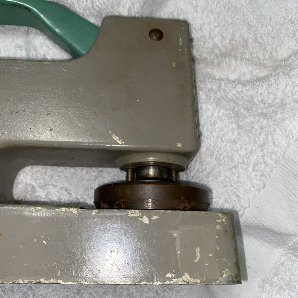J.A. KING CO Mechanical Sample Cutter MODEL 3090AC
