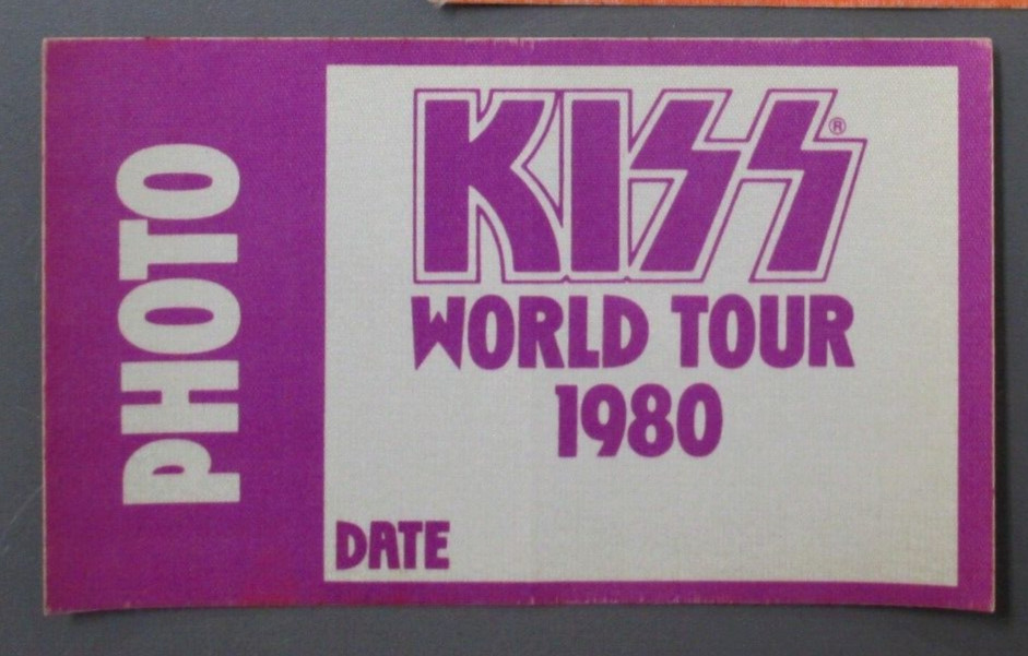 KISS backstage passes 2 World Tour 1980 U.S. AUTHENTIC purple & orange PHOTO !