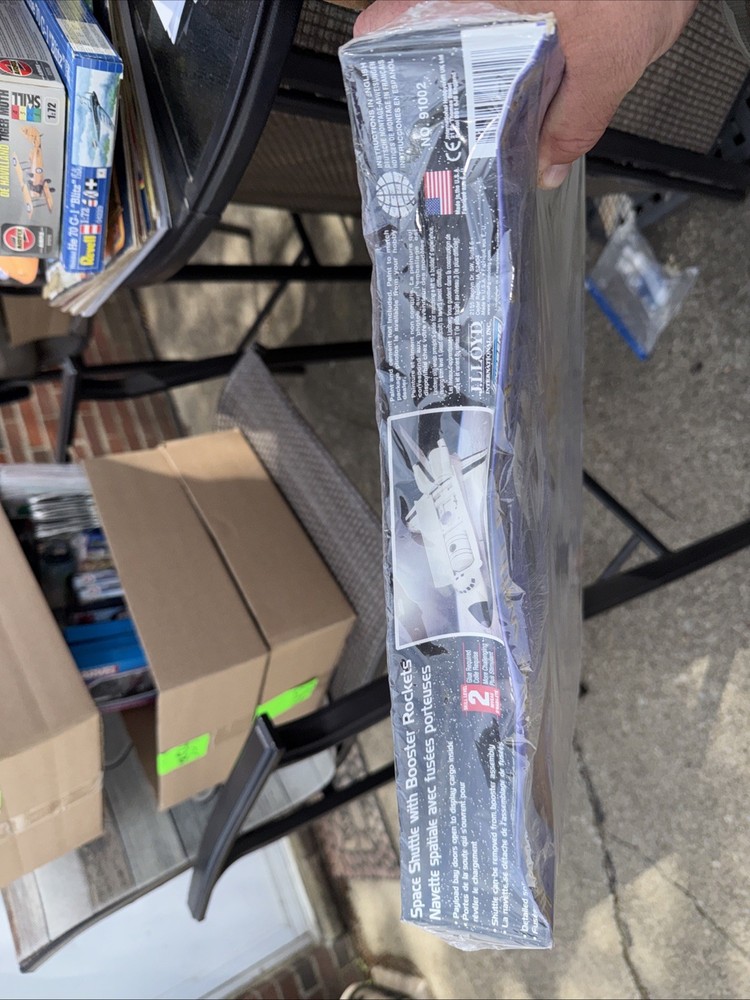 Lindberg 1:200 scale Space Shuttle with Boosters Model Kit Skill Level 2
