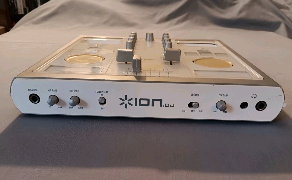 Numark IDJ Dual iPod Turntable Mixing Console