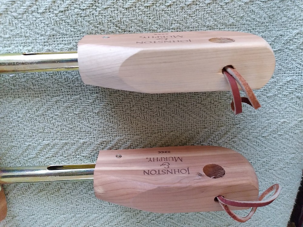 The Johnson & Murphy Shoe Tree Stretcher Cedar Split Toe Shoe Tree, LG Nice!
