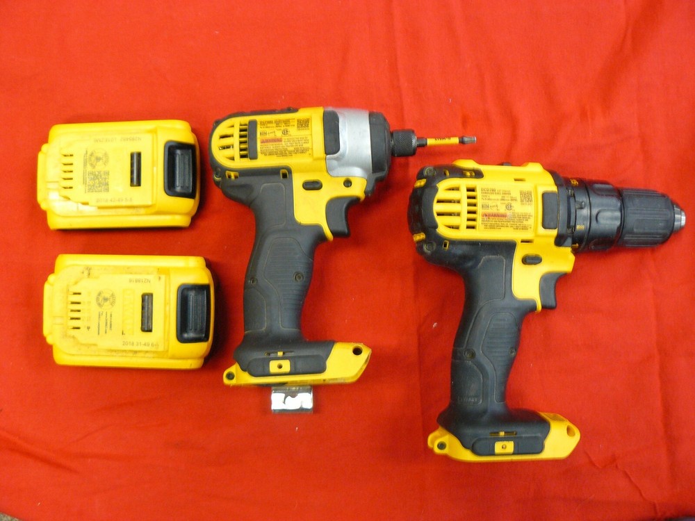 DEWALT DRILL/IMPACT SET IN BAG