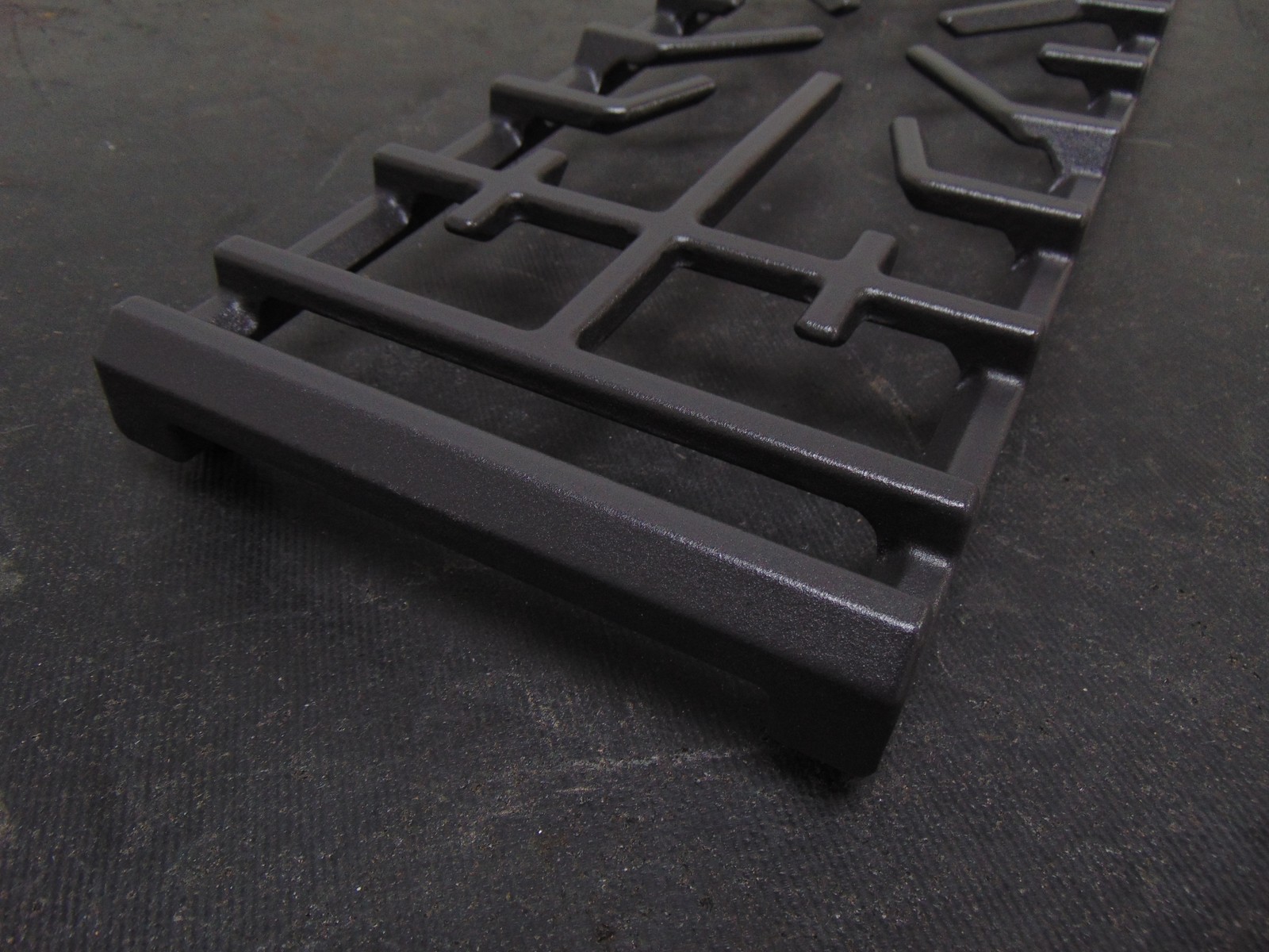 Frigidaire Range GCFG3070BFA Center Grate 5304535284