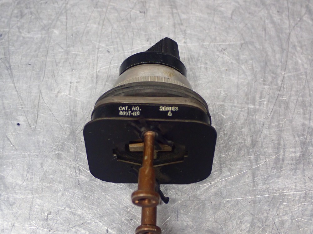 Allen Bradley 800T-H5 Ser A 2 Position Spring Return Selector Switch Used