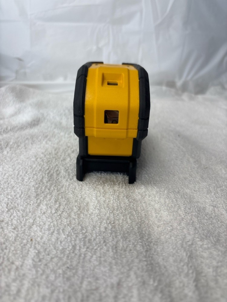 PRE-OWNED DEWALT LASER LEVEL DW083 WITH CASE (P23016437)