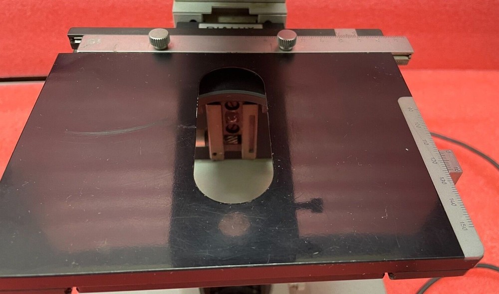 LEITZ MICROSCOPE WITH DIALUX TABLE (FOR PARTS OR REPAIR)