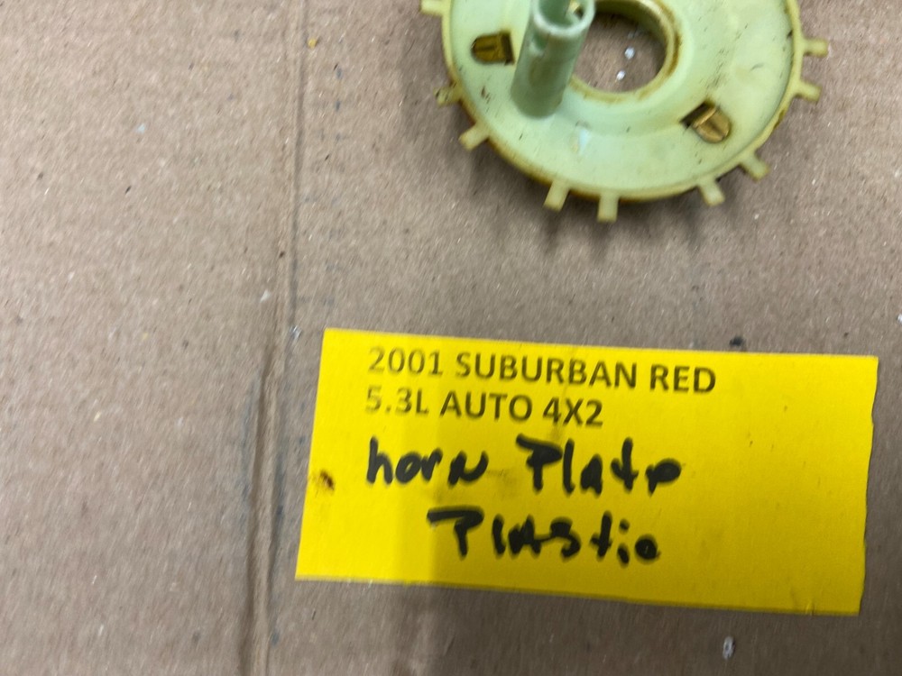 2000-2002 SuBURBAN 1500 HORN PLATE PLASTIC