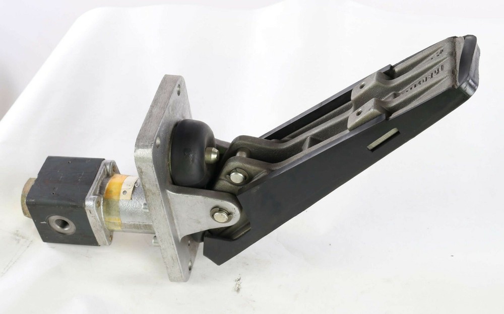 New 560 025 031 GRAU Pedal Valve Assembly