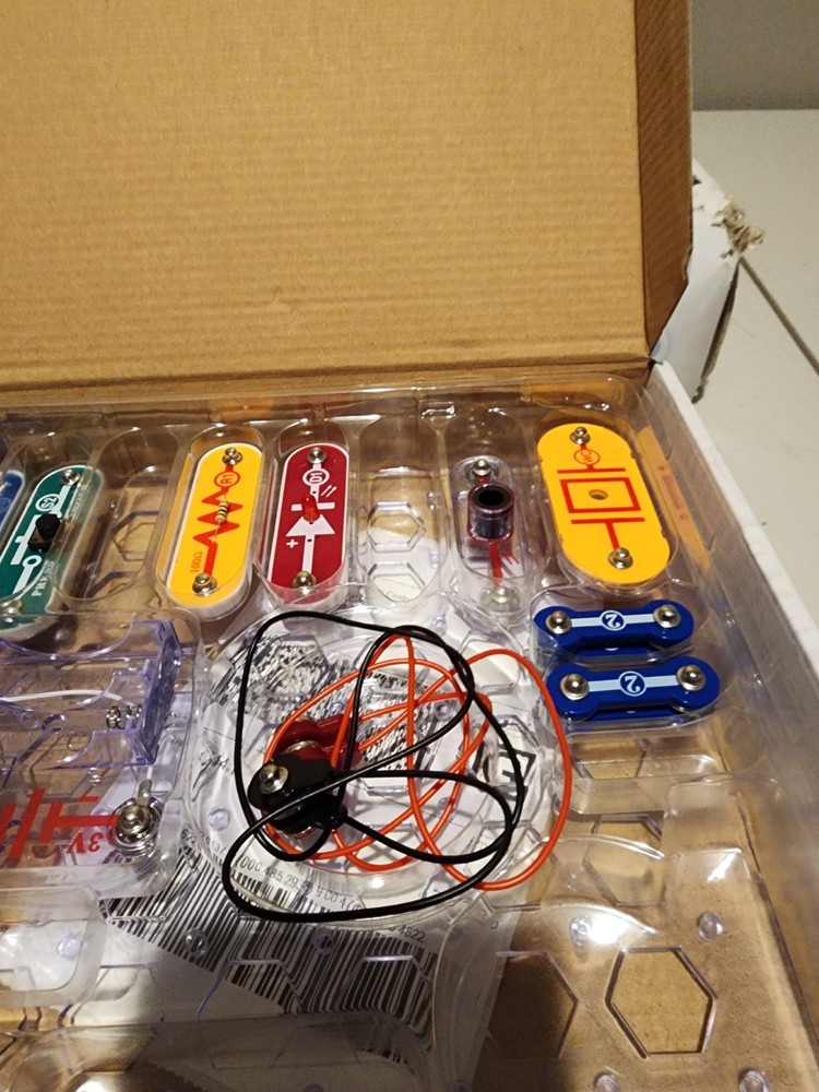 Electronic Snap Circuits 750, 300, 100 Experiment Kits - Incomplete