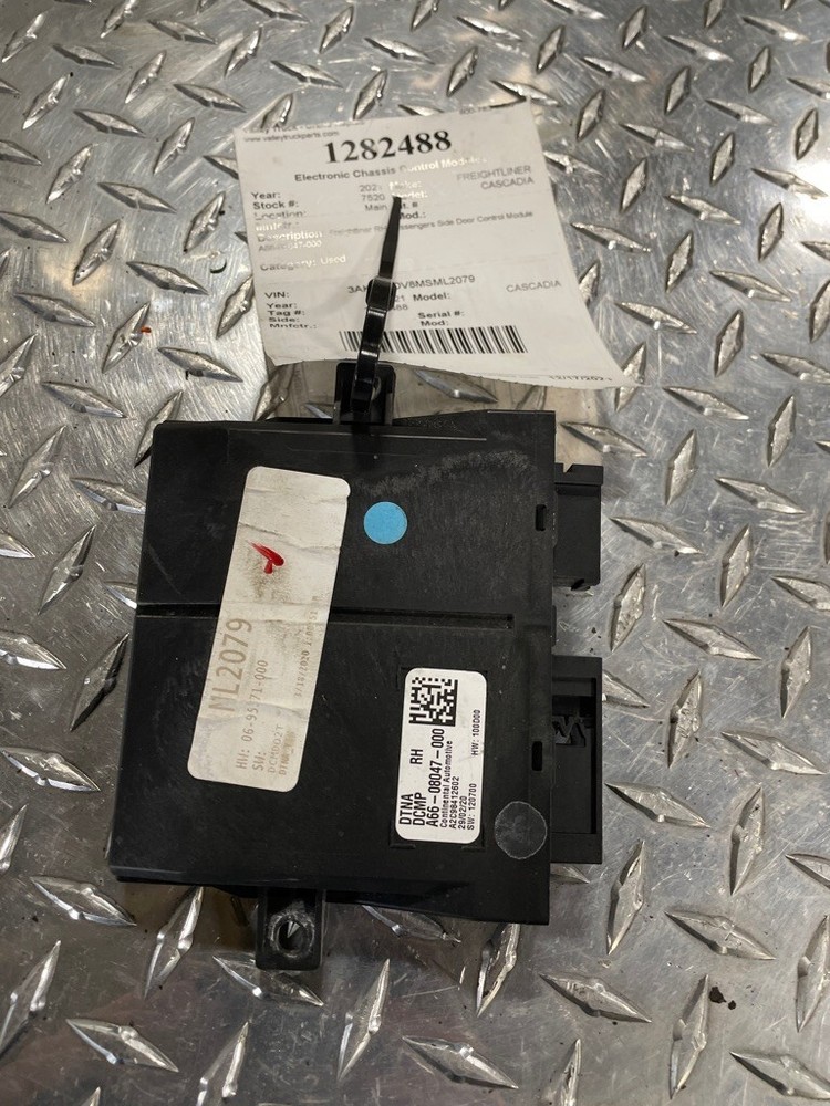 FREIGHTLINER CASCADIA FRONT RIGHT DOOR CONTROL MODULE A66-08047-000         7520