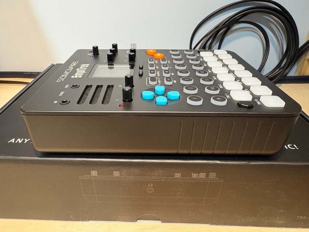 Sonicware SmplTrek Portable Production Sampler & Decksaver