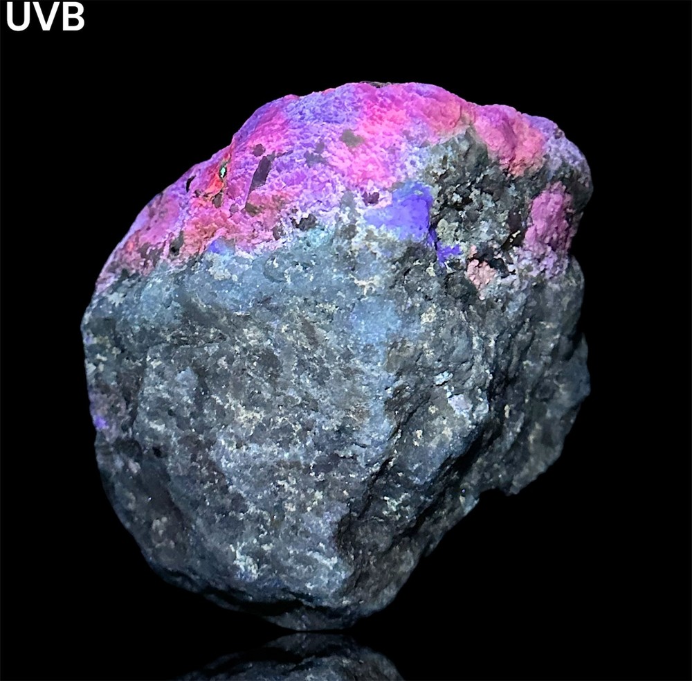 1342 Gr. Fluorescent Phosphorescent Sharp Tenebrescnet Hackmanite, Fluorapatite