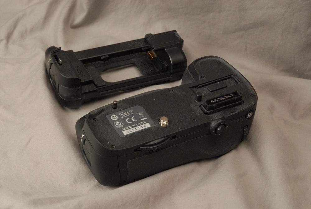 Nikon MB-D14