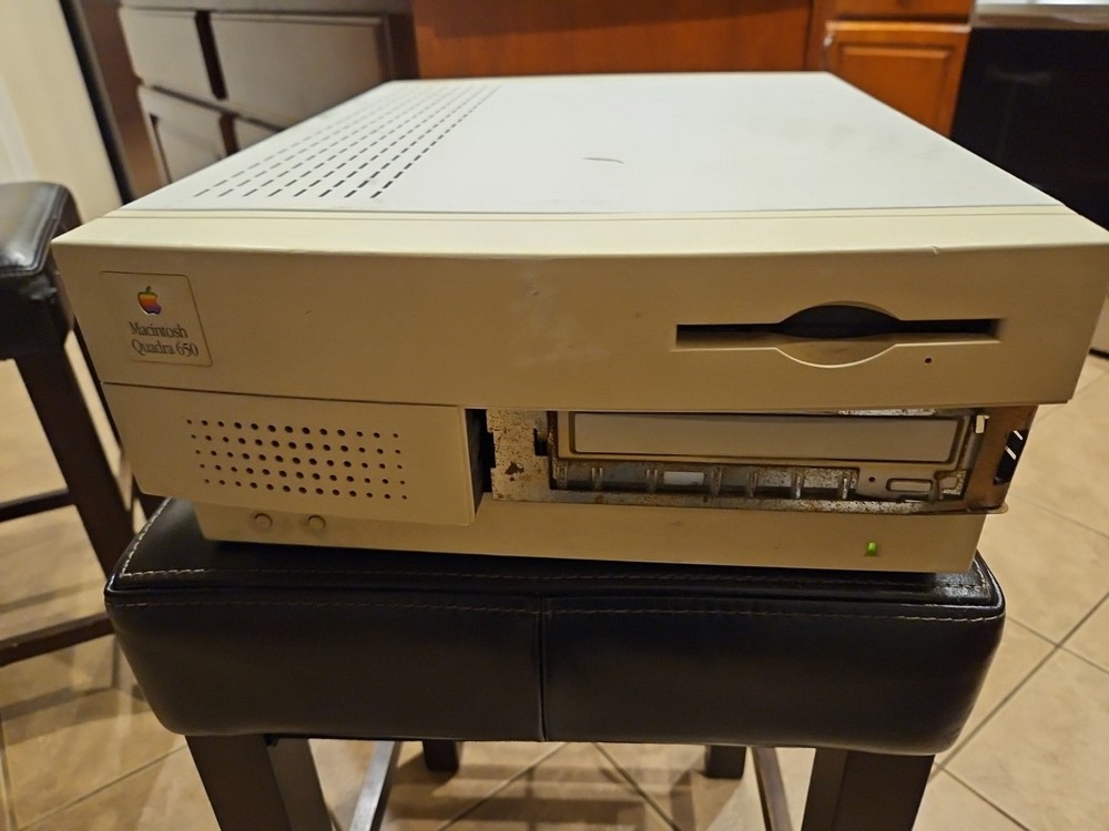 Macintosh Quadra 650  Vintage Apple Computer Powers On NOT Tested
