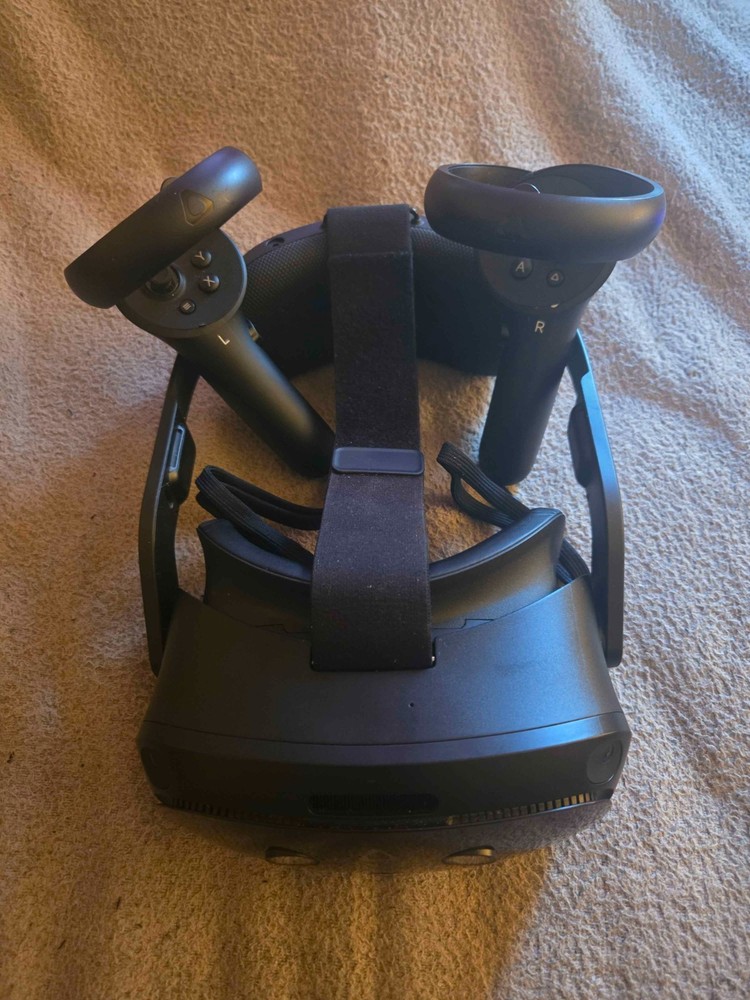 HTC Vive Focus Vision Wired Bundle, XR Headset DisplayPort PC VR Streaming