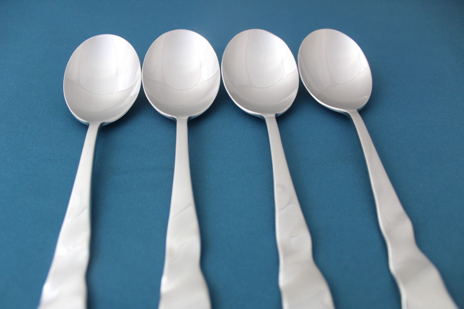 Pottery Barn LETTUCE Place Oval Soup Spoons (Set of 4) 18/8 Japan 7 1/2"