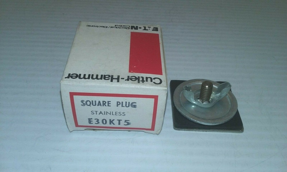 CUTLER HAMMER E30KT SQUARE PLUG STAINLESS HOLE SEAL NIB