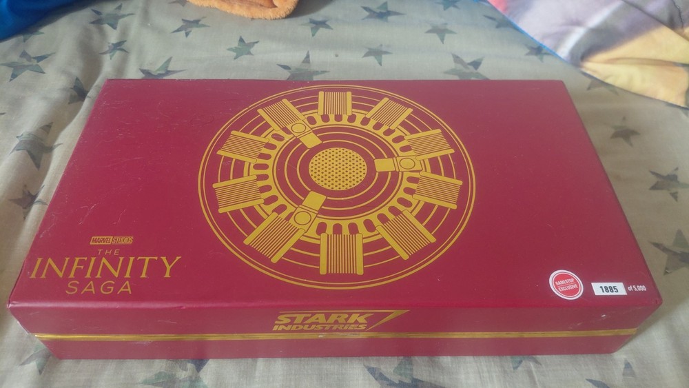 Marvel Studios Stark Industries Iron Man Light Up Arc Reactor Set Exclusive