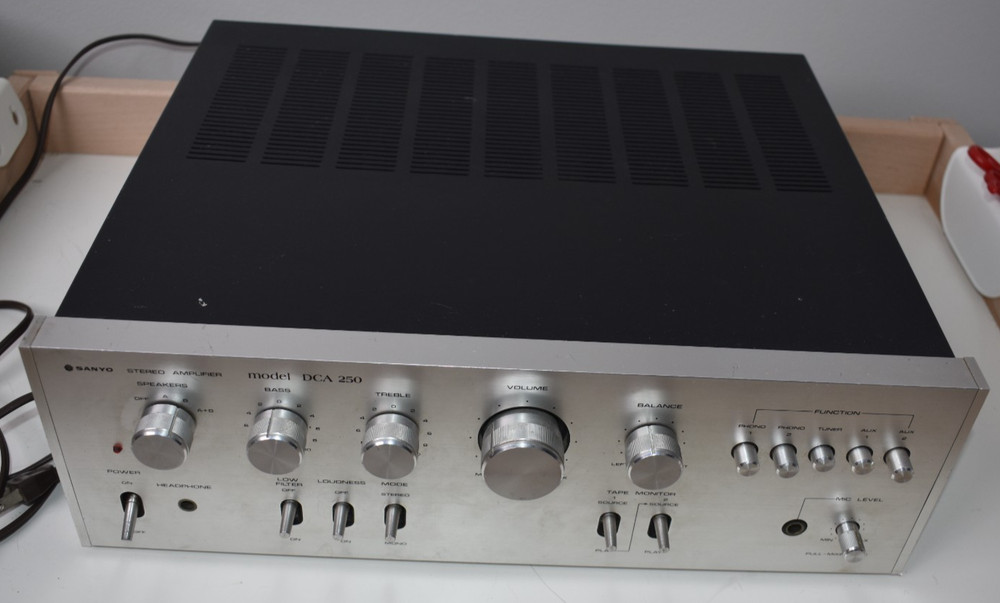 Vintage Sanyo DCA-250 Integrated Amplifier *Read Description*
