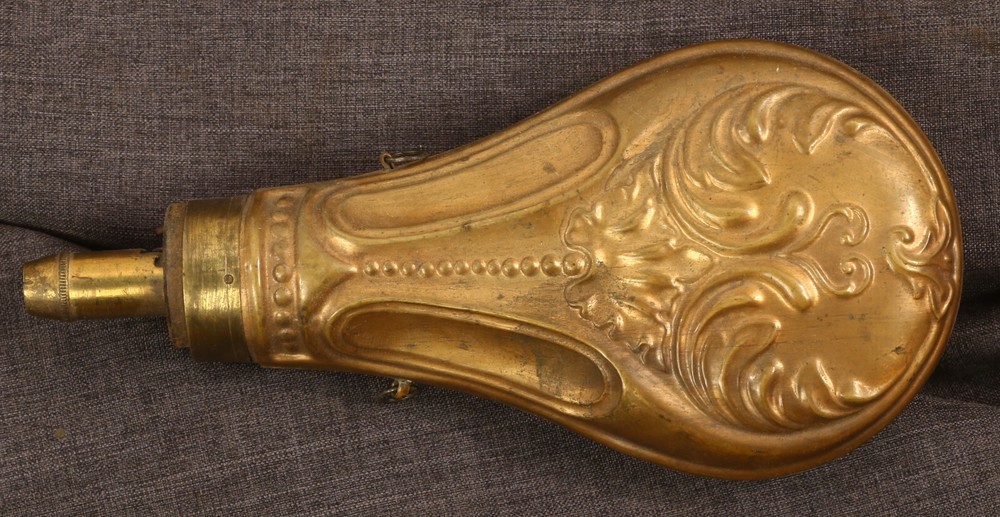 Shell embossed pattern powder flask