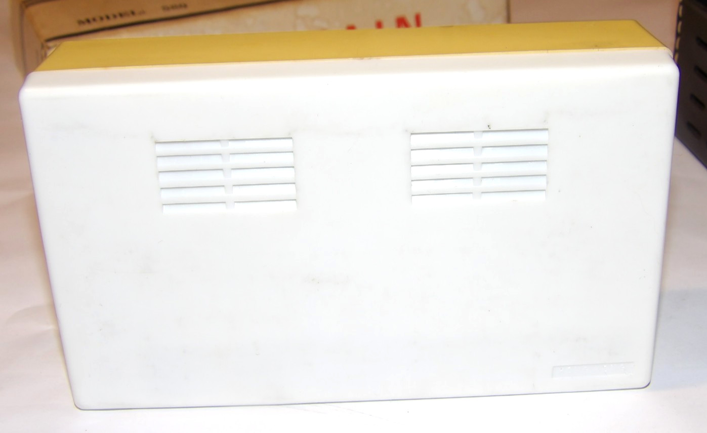 VINTAGE 1960s CAPTAIN DELUXE AM TRANSISTOR RADIO! W/CASE & BOX! HONG KONG!