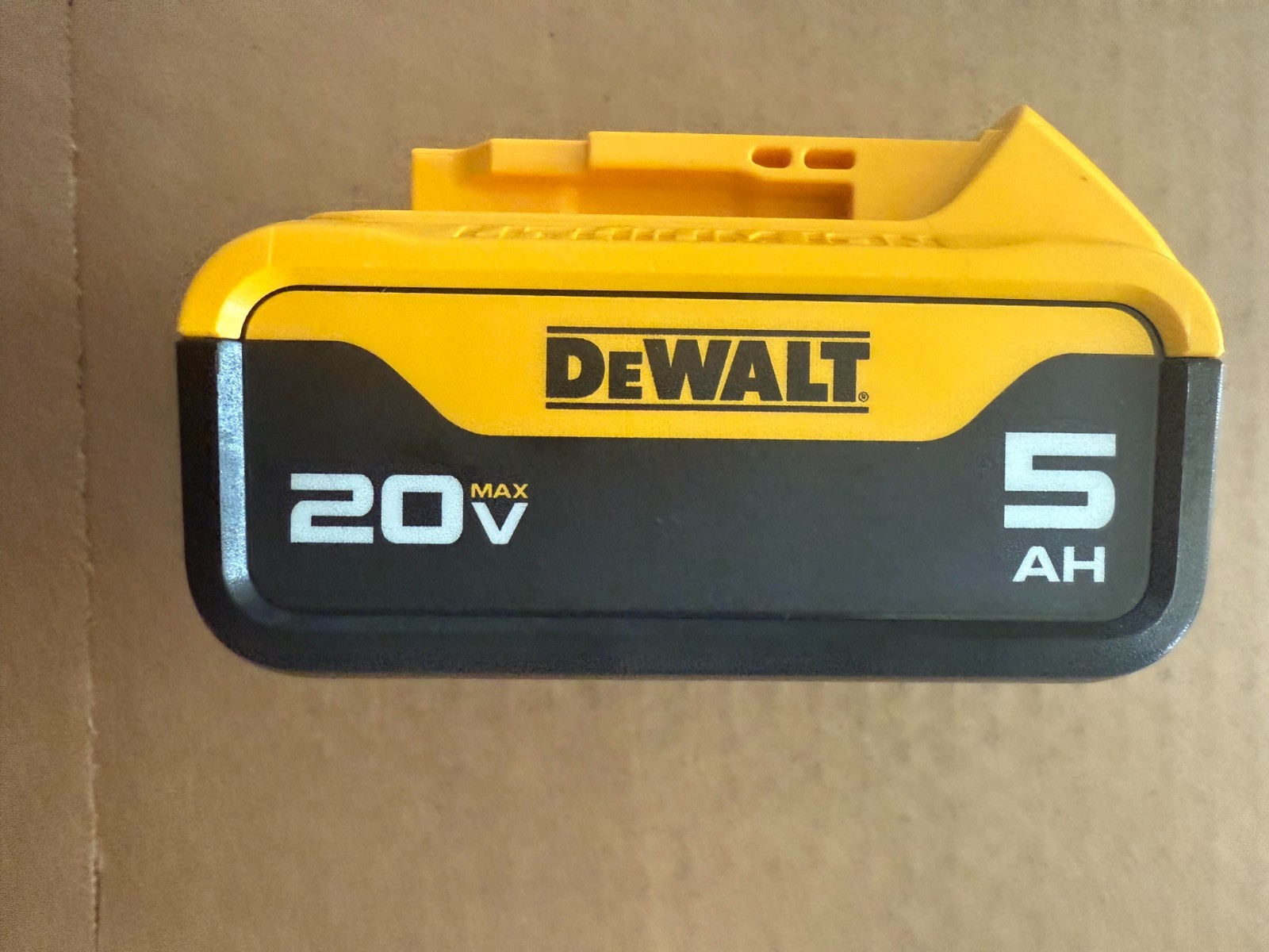 NEW Genuine DEWALT DCB205 20V MAX 20 Volt Li-ion 5.0Ah Battery