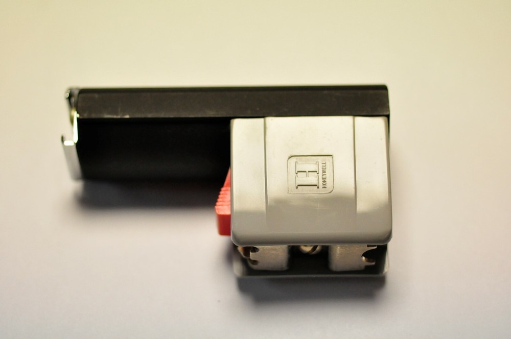 Honeywell Cat. No.366 quick release shoe mount.