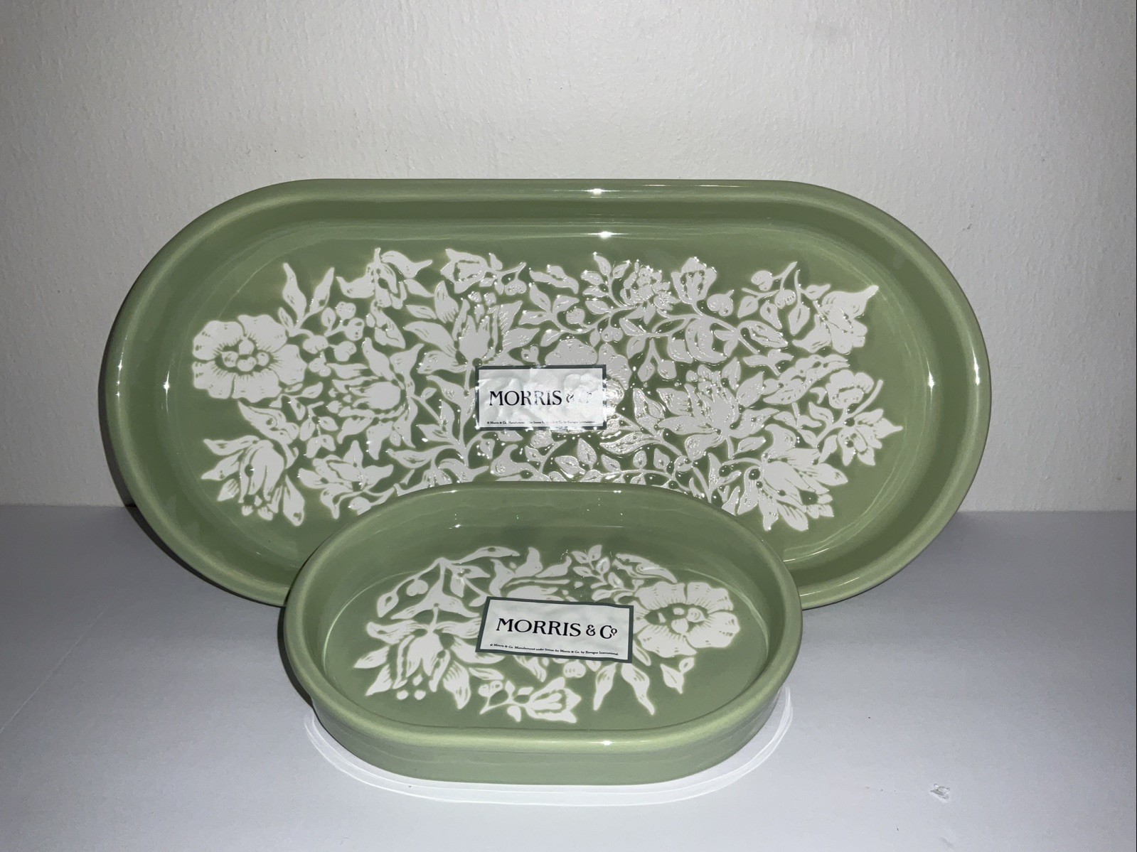MORRIS & Co. GREEN WHITE ETCHED FLORAL EVERTED RIM CERAMIC 12.5 & 6.5 TRAYS NWT￼